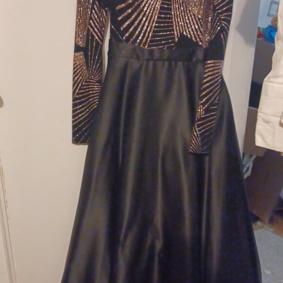 Betsy & Adam Dresses & Skirts - Betsy & Adam Size P2 Black and Gold Wedding Party Dress